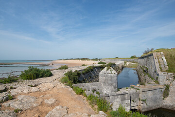 Fototapeta na wymiar les fortifications de l'île d'Aix et une plage