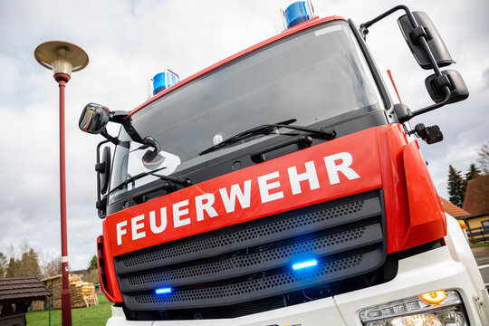 Feuerwehrauto mit Blaulicht