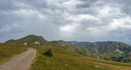 Fototapeta na wymiar Mountain landscape with dramatic stormy clouds in sky.