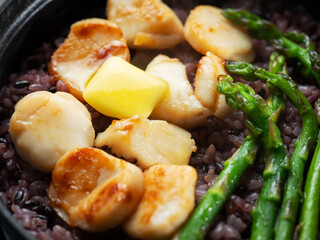 Scallops, butter, stone pot rice with asparagus	