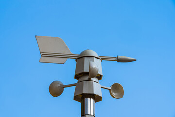 The device measures the wind speed and the wind direction. Durin