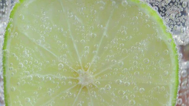 tranche de citron vert dans un boisson gazeuse