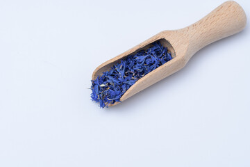Drewniana łyżka z niebieskimi ślicznymi kwiatkami na jasnym tle © Paweł Kacperek
