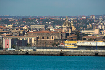 Cupola della cattedrale del duomo di Catania e cupola della Badia di Sant'Agata, fotografate dal...