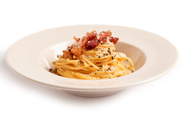 Piatto di deliziosi spaghetti alla carbonara, una tipica ricetta di pasta condita con una salsa a base di uova, pecorino e guanciale, cibo italiano  - obrazy, fototapety, plakaty