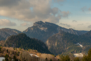 Fotografia przedstawiająca szczyty  widziane z pienińskiej Palenicy w miejscowości Szczawnica. W kadrze między innymi Sokolica i Trzy Korony 