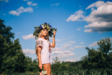 Obraz premium woman running in the field
