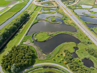 Luftaufnahme mit Blick auf den Park van Luna in Heerhugowaard. Provinz Nordholland in den Niederlanden
