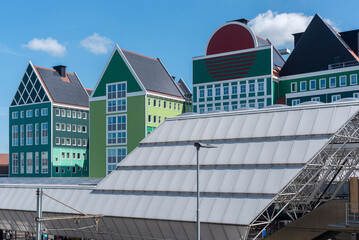 Fototapeta premium Moderne Architektur am Bahnhof von Zaandam. Provinz Nordholland in den Niederlanden