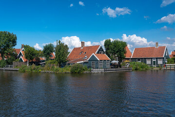 Fototapeta na wymiar Ortsbild am Fluss Zaan in Zaandam Ortsteil Kalferpolder. Provinz Nordholland in den Niederlanden
