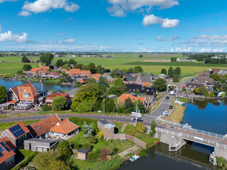 Luftaufnahme mit Blick über die Deiche Huygendijk und Drechterlandsedijk in Ursem. Provinz Nordholland in den Niederlanden