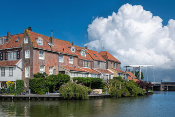 Fototapeta na wymiar Historische Altstadt beim Alten Hafen in Enkhuizen. Provinz Nordholland in den Niederlanden