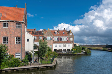 Fototapeta na wymiar Historische Altstadt beim Alten Hafen in Enkhuizen. Provinz Nordholland in den Niederlanden