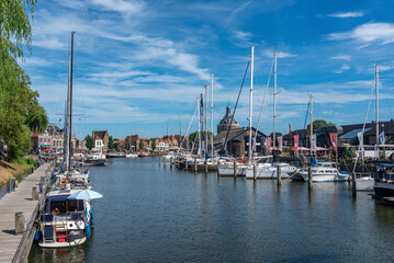 Fototapeta na wymiar Der Alte Hafen in Enkhuizen. Provinz Nordholland in den Niederlanden