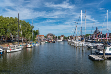 Fototapeta na wymiar Der Alte Hafen in Enkhuizen. Provinz Nordholland in den Niederlanden
