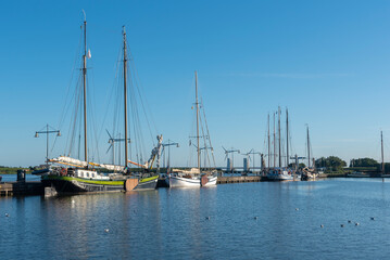 Fototapeta na wymiar Historische Segelschiffe beim Krabbershaven, im Hintergrund die Schleuse Krabbersgat in Enkhuizen. Provinz Nordholland in den Niederlanden