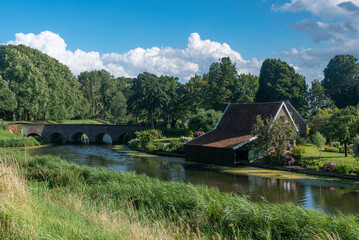 Fototapeta na wymiar Landschaft beim historischen Stadttor Koepoort in Enkhuizen. Provinz Nordholland in den Niederlanden