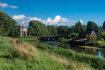 Ortsbild beim historischen Stadttor Koepoort in Enkhuizen. Provinz Nordholland in den Niederlanden