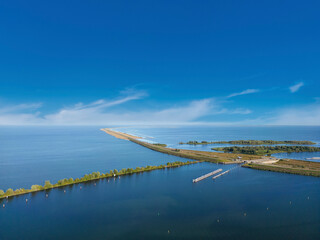 Luftaufnahme mit dem Markerwaarddijk zwischen Markermeer und IJsselmeer bei Enkhuizen. Nordholland...