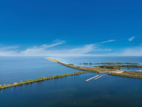 Luftaufnahme mit dem Markerwaarddijk zwischen Markermeer und IJsselmeer bei Enkhuizen. Nordholland in den Niederlanden