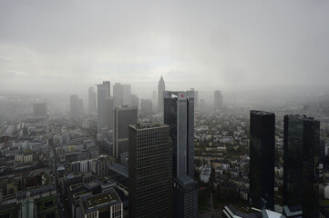 Spaziergang durch Frankfurt bei stürmischem und regenrischem Wetter. Eigentlich wollten wir in die Ausstellung Van Gogh Alive, aber die war schon wegen Überfüllung geschlossen.