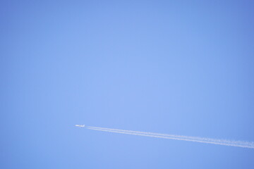 空を飛ぶ小さな白い雲