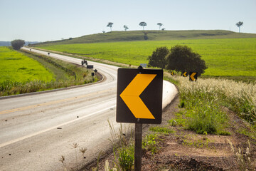 Curva em trecho da rodovia GO-156 em Goi&aacute;s, com sinaliza&ccedil;&atilde;o de Sinaliza&ccedil;&atilde;o de Alinhamento de Tr&acirc;nsito.
