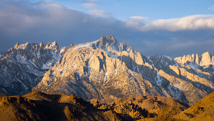Fototapeta na wymiar Sierra Nevada Mountains with a winters snow