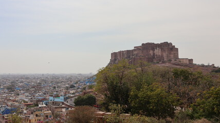 Obraz premium Jodhpur, Rajasthan, India 2nd March 2023: The Jaswant Thada is a cenotaph located in the blue city Jodhpur, Rajasthan. Visuals of beautiful Rajasthan Heritage. Used by Rajputs of marwar for cremation