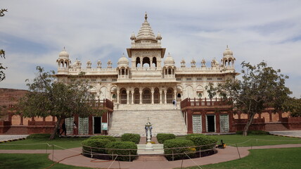 Obraz premium Jodhpur, Rajasthan, India 2nd March 2023: The Jaswant Thada is a cenotaph located in the blue city Jodhpur, Rajasthan. Visuals of beautiful Rajasthan Heritage. Used by Rajputs of marwar for cremation