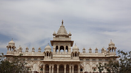 Obraz premium Jodhpur, Rajasthan, India 2nd March 2023: The Jaswant Thada is a cenotaph located in the blue city Jodhpur, Rajasthan. Visuals of beautiful Rajasthan Heritage. Used by Rajputs of marwar for cremation