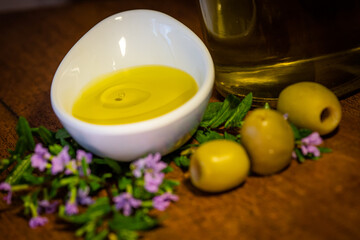 Azeite de mesa para preparos da culinária. Uso em jantar e almoço. Azeite de oliva.