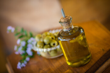 Azeite de mesa em galhetas para refeições com almoços e jantares. Azeite de oliva.