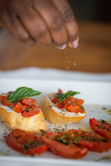 brusqueta. Torradas com tomates azeite manjericão orégano