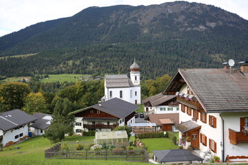 Fototapeta na wymiar The picturesque church village Wamberg on impressive mountain landscape, near Garmisch Partenkirchen, Germany