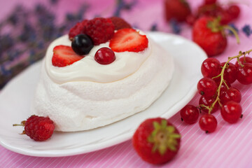 Obraz na płótnie Canvas Mini Pavlova Cake dessert with fresh strawberries, black and red currants. Summer dessert with berries. French cake.