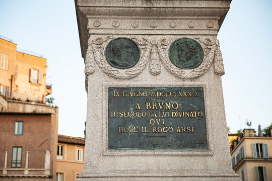 Sokel mit Inschrift  f&uuml;r die Statue des Bruno Giordano, Rom, Italien