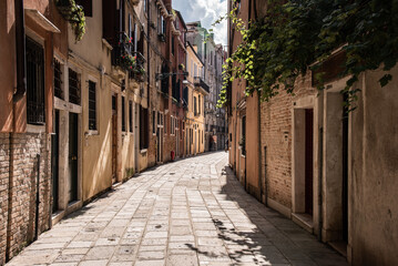 Straße mit alten Häusern in Venedig, Querformat