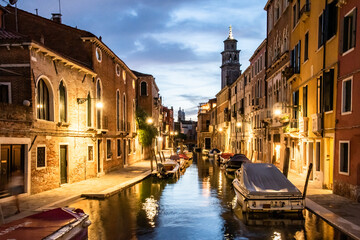 Nacht in Venedig mit alten Häusern, Kanal und Boote