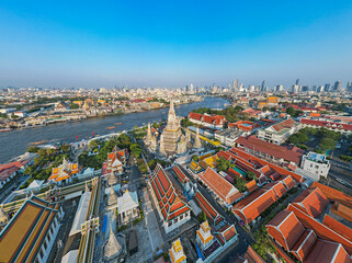 Obraz premium Aerial view Temple of dawn Wat Arun sunset light sightseeing travel