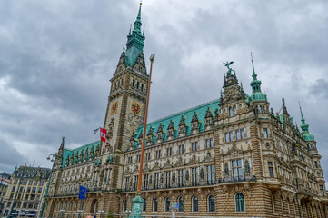 Fototapeta na wymiar Historisches Rathaus und Platz im Zentrum von Hamburg