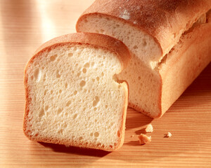 Weizenbrot auf hellem Holzfond