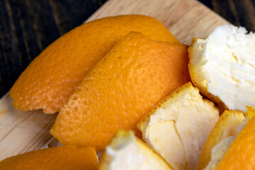 Peel the peeled orange on the board