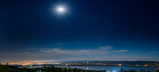 Fototapeta premium Clear Sky Over a Cityscape at Night