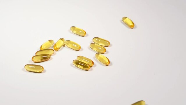pastiglie di omega 3 rovesciate da un barattolo, medicinali per la salute