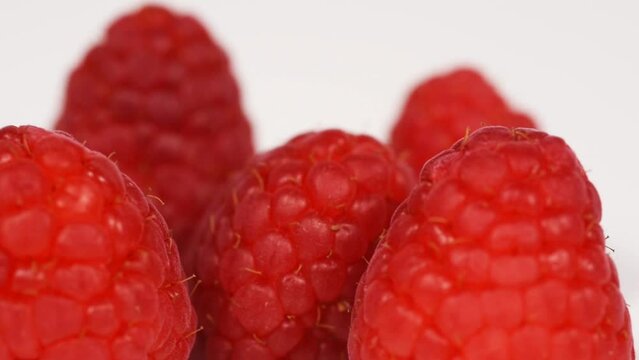 un bel mix di frutti rossi per la dieta, lamponi fragole mirtilli su sfondo bianco.