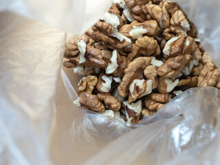 Wallnüsse in Beutel liegend, geknackt