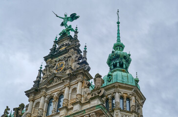 Fototapeta na wymiar Detail des historischen Rathauses im Zentrum von Hamburg