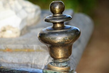 Pasamanos antiguo en bronce en exterior en jardin