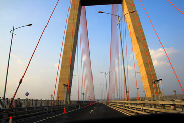 The driver's perspective when crossing the Suramadu bridge, a sturdy building construction with a barrier-free asphalt road.